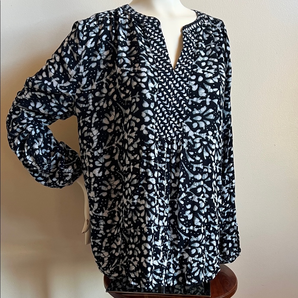 LOFT Patterned Blouse with poof peasant sleeve coordinating fabric neck detail